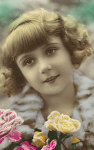 Mladá dívka pózuje s květinami (kolorovaná fotografie) od English Photographer