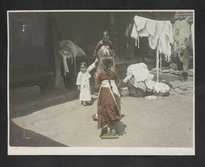 Mladé dívky, Photo Album of Korea od English Photographer