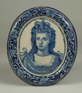 Delftská modrobílá oválná královská portrétní plaketa královny Anny, pravděpodobně Londýn, kolem roku 1705 od English School