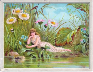 Viktoriánské přání víly ležící u potoka s trávami a sedmikráskami na břehu, kolem roku 1880 od English School