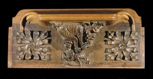 Misericord zobrazující malou figurku v čepici, na kterou se vrhlo monstrum, New College Chapel, Oxford, konec 14. století (dřevo)