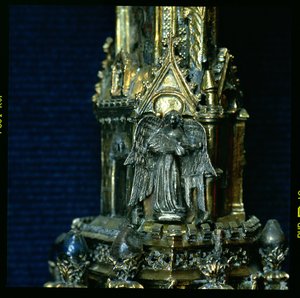 Anděl hrající na žestě s trsátkem, detail z crozier Williama z Wykehamu (asi 1320-1404) (stříbrné zlacení) (viz 205100-32) od English School
