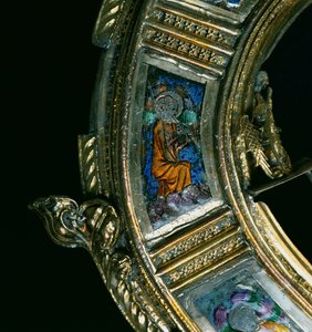 Anděl hrající na dechový nástroj, detail z crozieru Williama z Wykehamu (asi 1320-1404) (stříbrný pozlacený a champleve smalt) (viz 205100-32) od English School