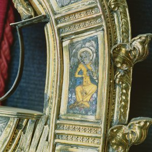 Anděl hrající na flétnu, detail z crozieru Williama z Wykehamu (asi 1320-1404) (stříbrné zlacení a champleve smalt) (viz 205100-32)