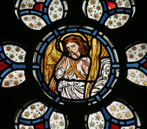 Engel, der die Pfeifen spielt