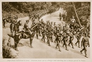 Anglosaské bratrstvo ve zbrani: Američtí vojáci v čele s britskou kapelou pochodují kolem britského generála ve Francii, 1914-19 od English School