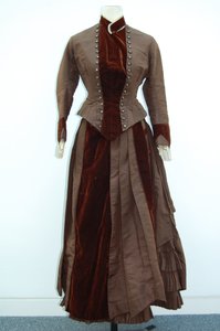 Hnědé šaty (sukně a sako), c.1875 (hedvábný satén) (viz také 3700631) od English School