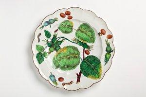 Talíř Chelsea zdobený botanickou ilustrací ořechů, hmyzu a listů, 1755 (porcelán)