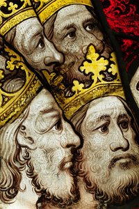 Zachovalá část z Velkého východního okna v York Minster: „Starší uctívají Boha“ od English School