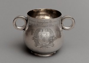 Pohár s velkým břichem a tlustým litým okrajem a párem ucha s volským okem, 1675 (stříbrný) od English School