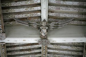 Zobrazující pohled na jednoho z vyřezávaných dřevěných andělů v lodi