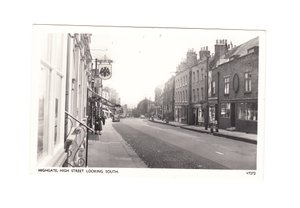 Edvardovská pohlednice Highgate High Street při pohledu na jih, asi 1910 (černobílá) od English School