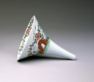 Nálevka na víno Famille Rose, Worcester Porcelain, 1753-55 (smaltovaný porcelán)