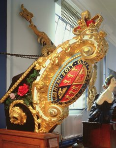 Figurka HMY Victoria a Albert II (lakované dřevo)