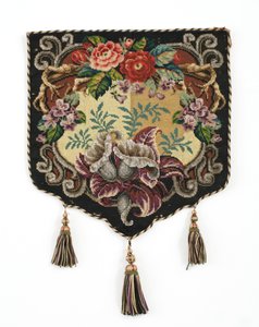 Panel požární clony, cca 1850 (Panel z berlínského vlněného plátna s korálkovým zdobením a hedvábným podkladem) od English School