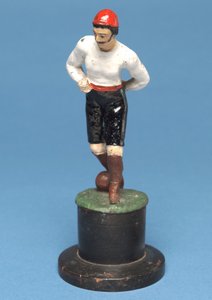 Fotbalista s míčem u nohy (ručně malovaný kov) od English School