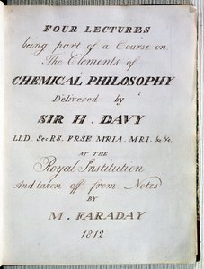 Frontispis ke čtyřem přednáškám o prvcích chemické filozofie od sira H. Davyho (1778-1829) v Royal Institution, převzato z poznámek Michaela Faradaye (1791-1867) 1812 od English School