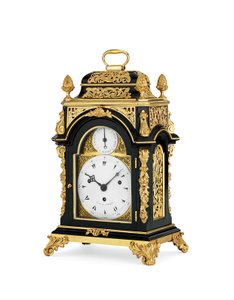 George III ormolu namontované ebonizované úderné a hudební osmidenní stolní hodiny malé velikosti, cca 1765 (ormolu a ebonizované dřevěné pouzdro) od English School