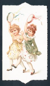 Mädchen tanzen mit Tamburinen von English School