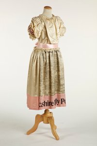 Dívčí maškarní šaty, 1897 (hedvábí, bavlna a satén) od English School