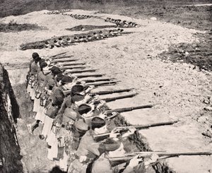 Glasgow Highlanders in trenches, 1915, z ‚The War Illustrated Album deLuxe‘ vydané v Londýně, 1916 od English School