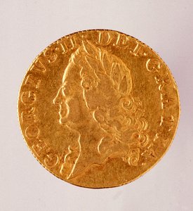 Zlatá anglická Guinea (guinea), vláda krále Jiřího II. (1714-1760) 18. stol. Průměr 2,5 cm Neapol, museo archeologico od English School
