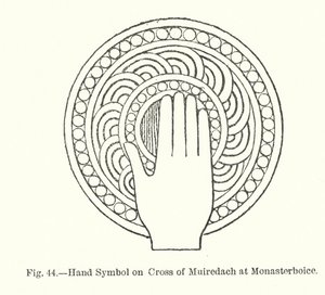 Symbol ruky na kříži Muiredach v Monasterboice (rytina) od English School
