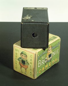 Fotoaparát Kodak Brownie s originální krabicí, cca 1902 (dřevo a karton)