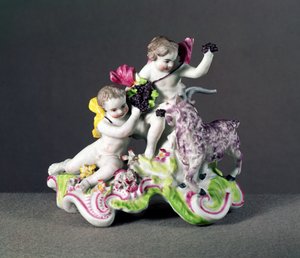 Skupina Longton Hall, dvě putti s kozou, cca 1755 (porcelán)