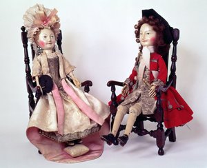 Lord a Lady Clapham, dřevěné panenky vyrobené v období Williama a Marie, konec 17., kolem 80. let 17. století (viz také 2453)
