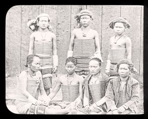 Snímek s kouzelnou lucernou zobrazující ženy z mořského kmene Dyas, Borneo kolem roku 1900 od English School