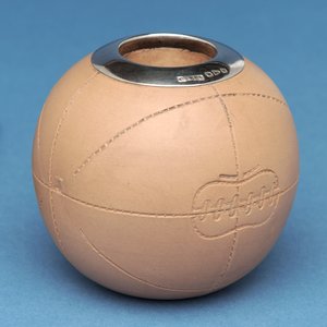 Držák na zápalky ve tvaru fotbalového míče, Doulton & Co., Lambeth (keramika) od English School