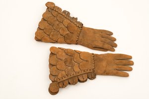 Pánské kožené pancéřové rukavice, cca 1600-50 (těžká hnědá kůže) od English School
