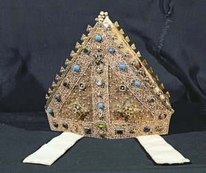 Mitra patřící Williamu z Wykehamu, konec 14. nebo začátek 15. století (látka ze zlata, perel, stříbro-zlacená a imitace tyrkysu)