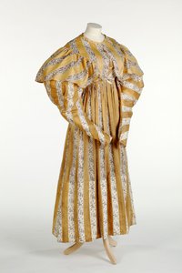 Mušelínové šaty s abstraktním fialovým vzorem vytištěným v žlutobílém svislém pruhovém designu, c.1820-30 (bavlna) od English School
