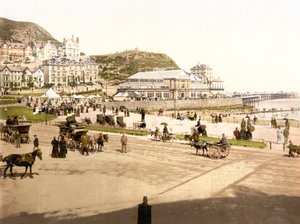 Na pláži, Llandudno (ručně kolorovaná fotografie) od English School