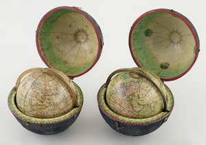 Pár kapesních glóbů, vyrobený Newton & Son, kolem roku 1830 (karton pierre, mosaz, papír a simulovaná černá kůže)