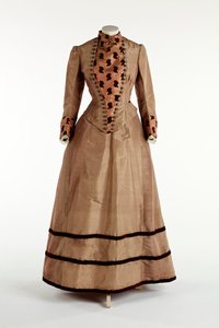 Světle švestkové šaty, cca 1885 (hedvábí) od English School