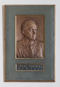 Plaketa s Cecilem Thomasem, sochařem a medailistou, 1946 od English School