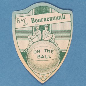 Karta Play Up Bournemouth, Baines ve tvaru štítu a dva fotbalisté sedící na vrcholu velkého fotbalového míče, 1888-89 od English School