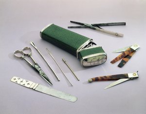 Kapesní Etui s chirurgickými nástroji pro drobné operace (zelený, stříbrný, ocelový a želví krunýř). od English School