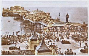 Pohlednice zachycující molo Palace Pier v Brightonu (podle kolorované fotografie) od English School