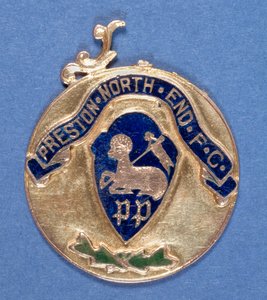 Preston North End Football Club Medal, 1897-98 (kov) (viz také 315001) od English School