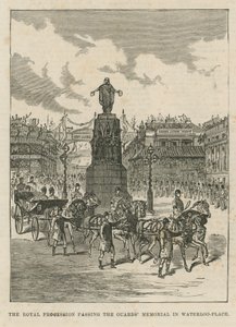 Královský průvod kolem památníku stráží ve Waterloo Place od English School