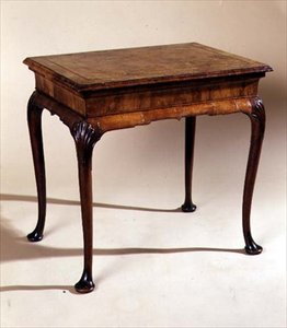 Příruční stolek, cca 1710 (ořech) od English School