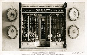 Spratt, obchodník s potravinami Jejímu Veličenstvu, miniaturní obchod pro královské děti, Swiss Cottage, Osborne House, Isle of Wight (litho po fotografii)