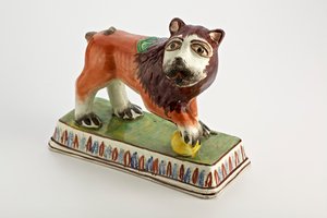 Figurka stafordšírského lva na obdélníkové základně, cca 1800-50 (hliněné nádobí)