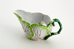 Staffordshire omáčka vyrobená z lisovaných listů a držadla větvičky, c. 1749-60 (porcelán)