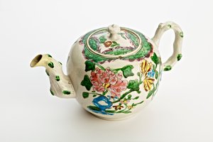 Stafordšírská konvička zdobená chryzantémami, 1760 (solně glazovaná kamenina) od English School