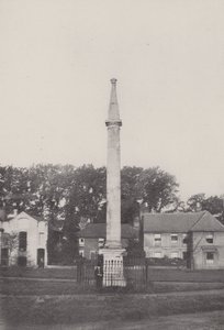 Kamenný sloup, který dříve stál v Seven Dials od English School